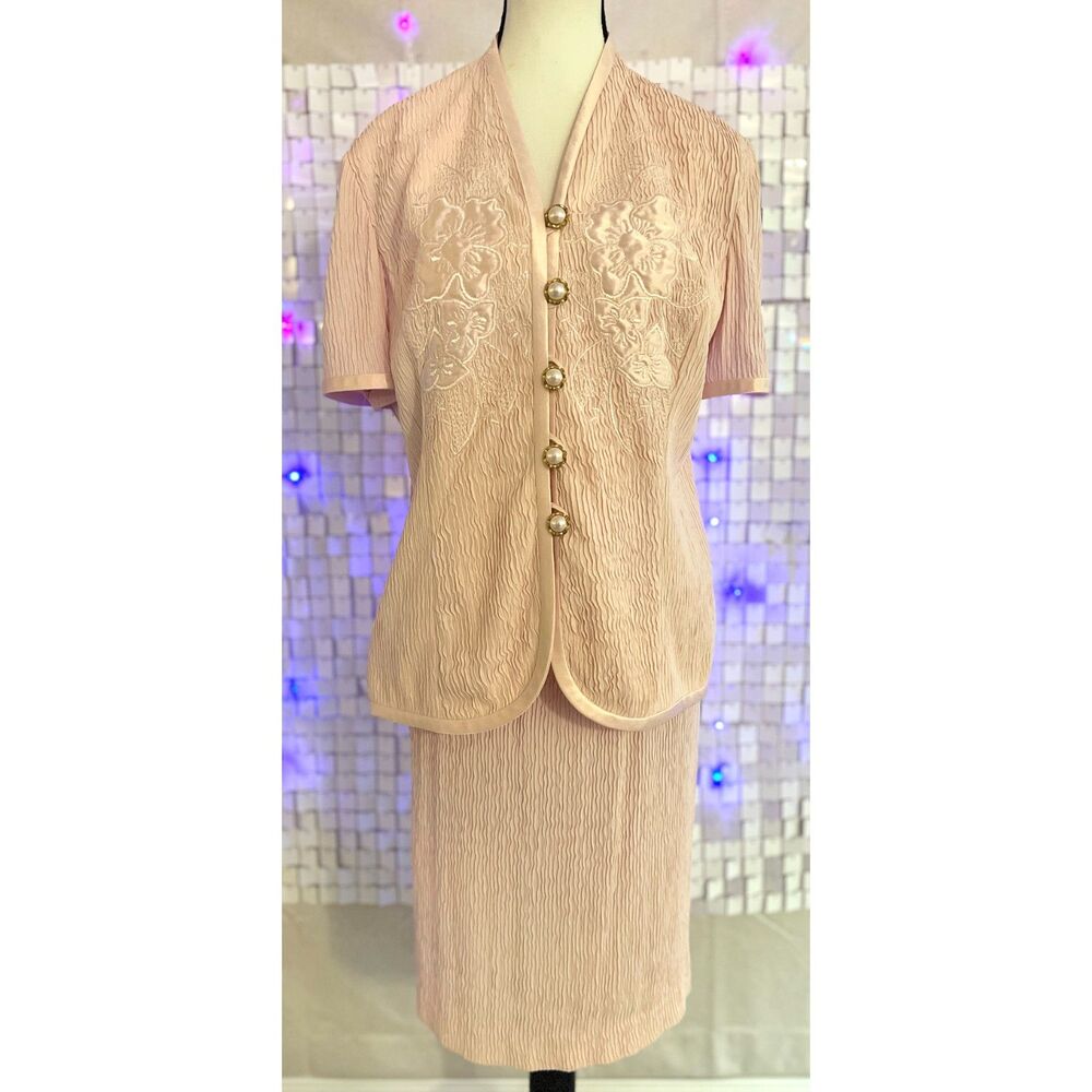 Vintage Leslie Fay pale pink crinkle fabric matching top + skirt. Size 14P.